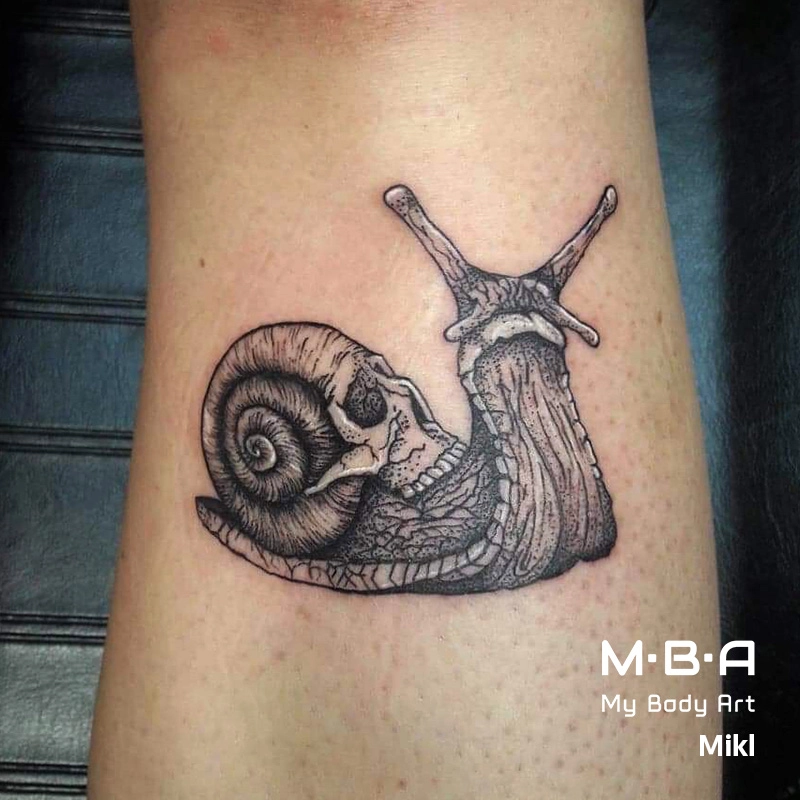 Tatouage escargot skull, réalisé par Mikl à MBA - My Body Art Grenoble