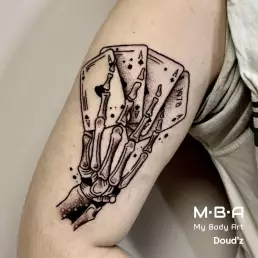 Tatouage main skull et jeu de cartes, réalisé par Doud'z à MBA - My Body Art Villeurbanne