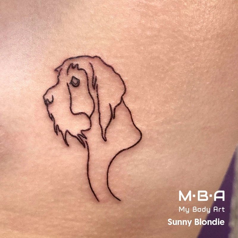tatouage chien minimaliste, réalisé par Sunny Blondie à MBA - My Body Art Chambéry