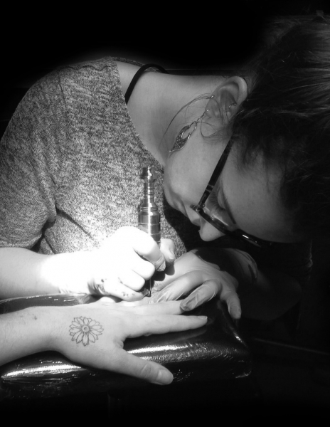 Séance de tattoo Handpoke avec Thalie au shop de Lyon