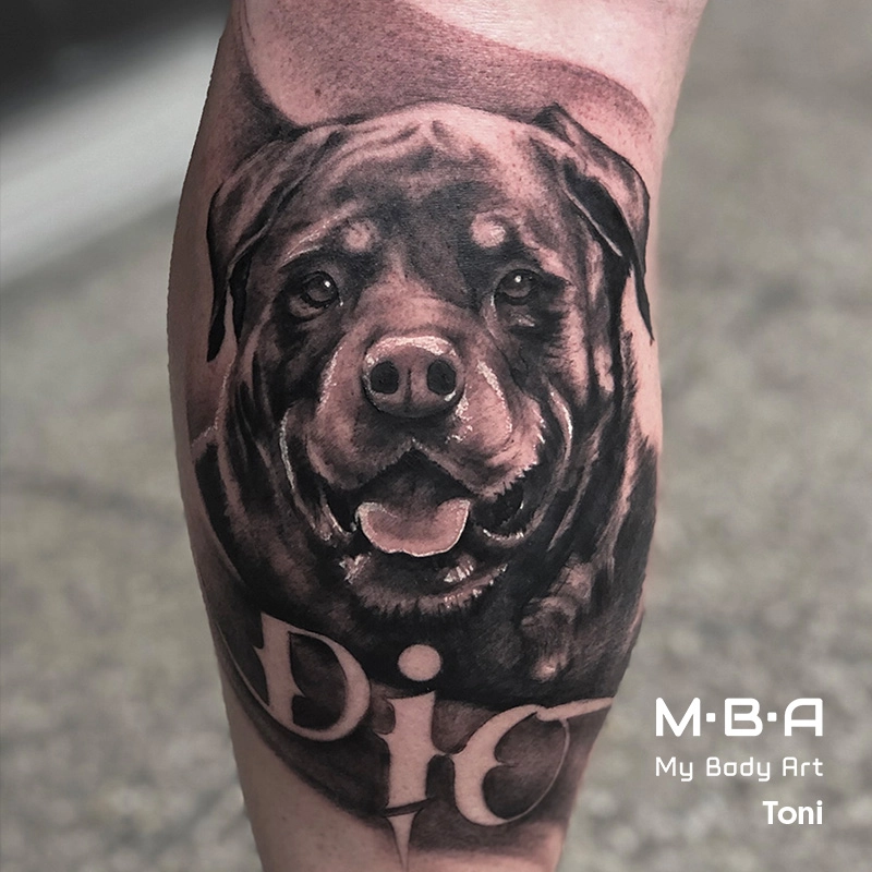Tatouage portrait de chien réaliste, réalisé par Toni, en guest à Lyon