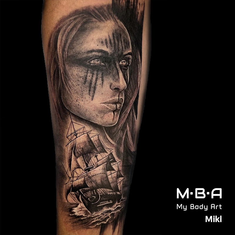 Tatouage portrait et bateau réaliste, réalisé par Mikl, à MBA - My Body Art Grenoble