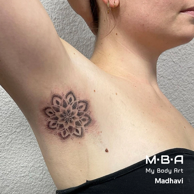 Tatouage mandala sous l'aisselle, réalisé par Madhavi à MBA - My Body Art Grenoble
