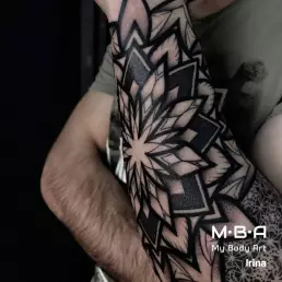 Tatouage mandala manchette homme, réalisé par Irina, résidente à MBA - My Body Art Lyon