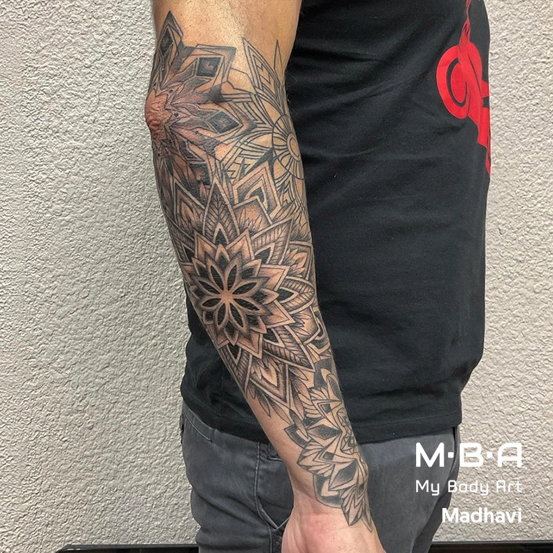 Tatouage mandala manchette homme, réalisé par Madhavi à MBA - My Body Art Grenoble
