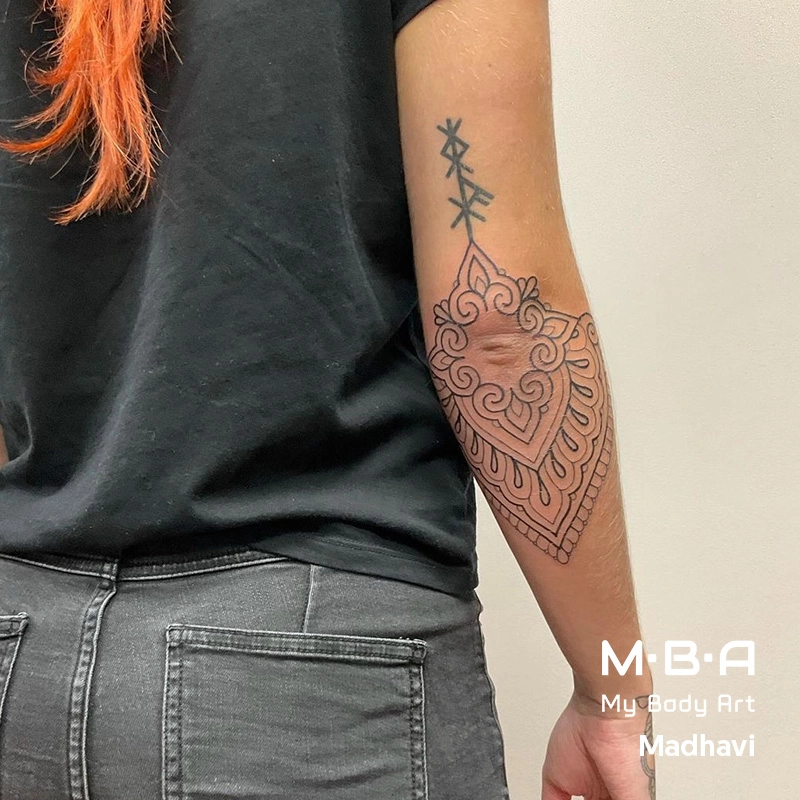 Tatouage mandala sur le coude, réalisé par Madhavi à MBA - My Body Art Grenoble