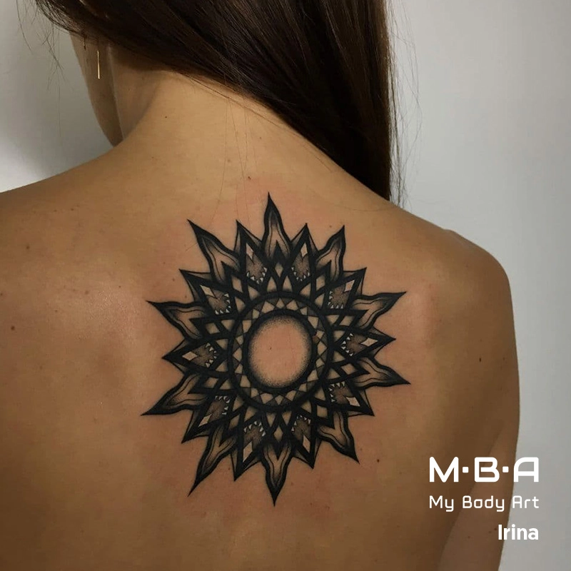 Tatouage mandala dans le dos, réalisé par Irina, résidente à MBA - My Body Art Lyon