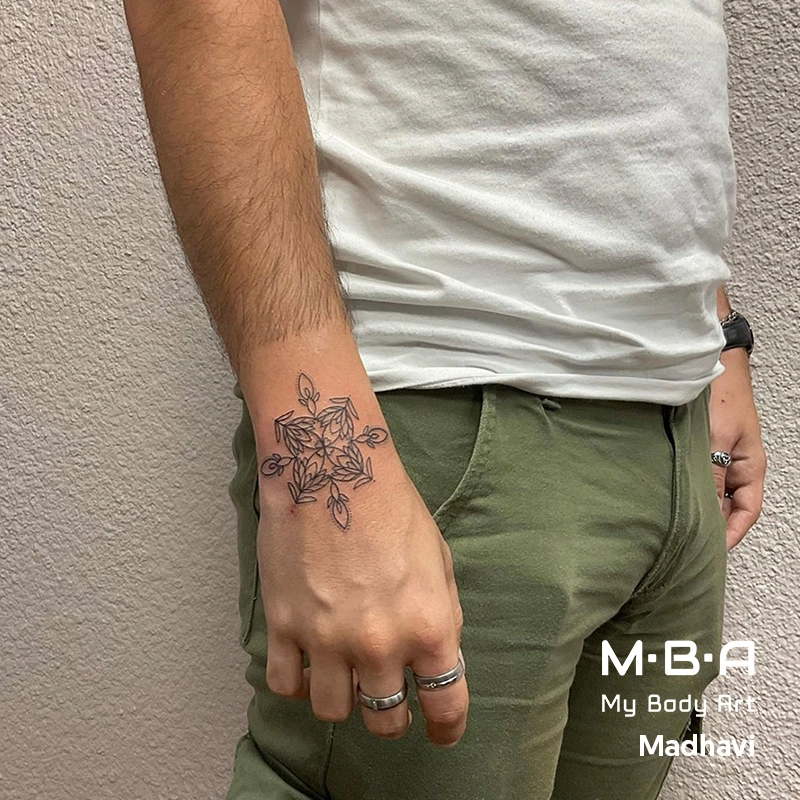 Tatouage mandala sur la main, réalisé par Madhavi à MBA - My Body Art Grenoble