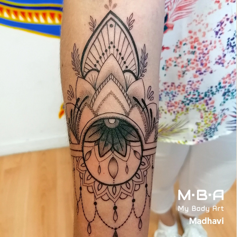 Tatouage mandala et perles, réalisé par Madhavi à MBA - My Body Art Grenoble