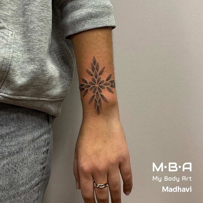 Tatouage mandala sur le poignet, réalisé par Madhavi à MBA - My Body Art Grenoble