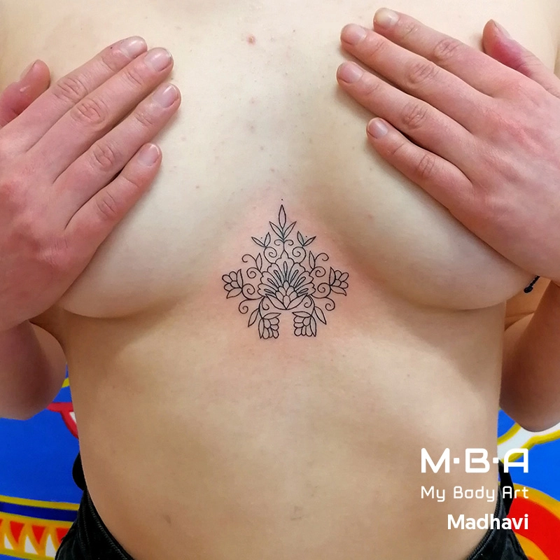 Tatouage mandala minimaliste underboobs, réalisé par Madhavi à MBA - My Body Art Grenoble
