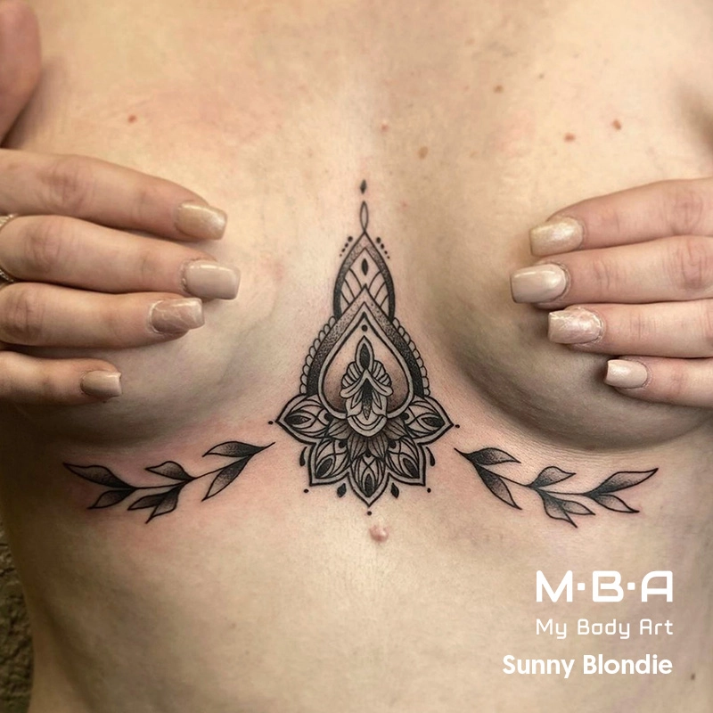 Tatouage mandala underboobs, réalisé par Sunny Blondie à MBA - My Body Art Chambéry