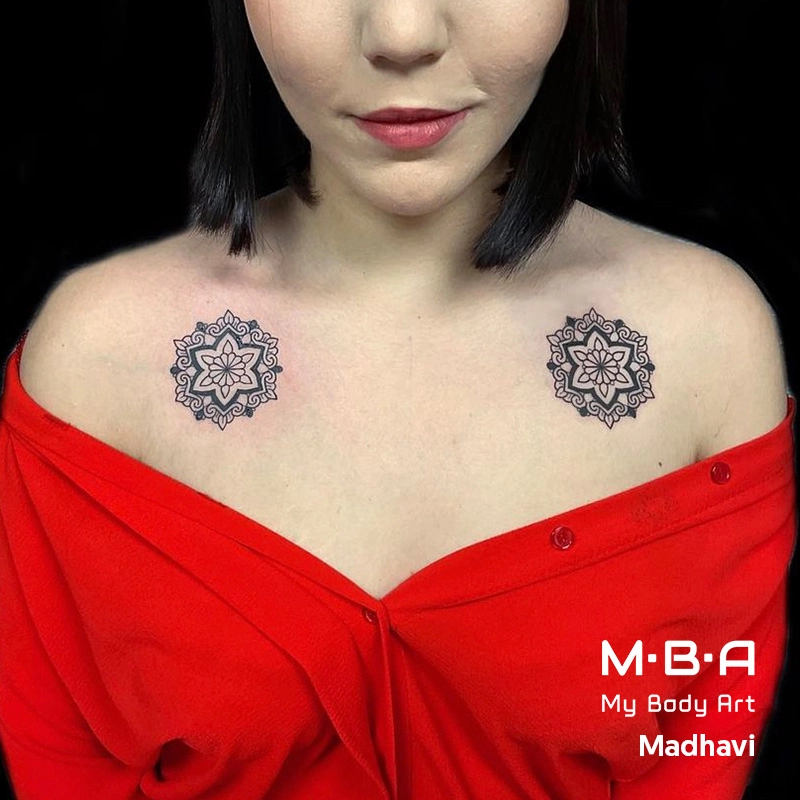 Tatouage mandala sur les clavicules, réalisé par Madhavi à MBA - My Body Art Grenoble