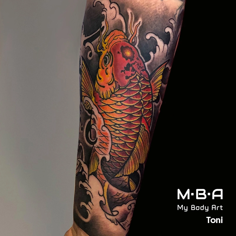 Tatouage carpe neotrad en couleur, réalisé par Toni, en guest tatoueur à MBA - My Body Art Lyon