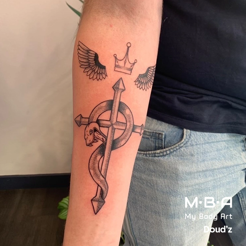 tatouage serpent et croix réalisé par Doud'z à MBA - My Body Art Villeurbanne