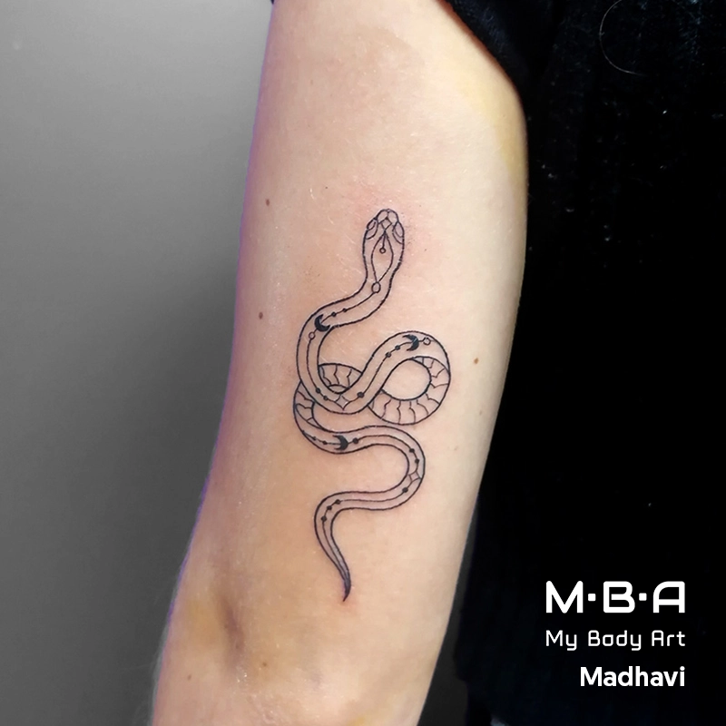tatouage serpent graphique sur le bras réalisé par Madhavi à MBA - My Body Art Grenoble