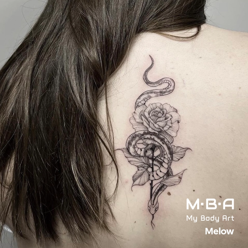 tatouage serpent et rose dans le dos réalisé par Melow à MBA - My Body Art Lyon