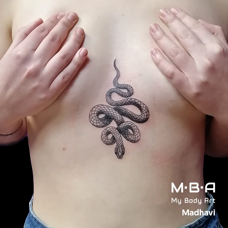 tatouage serpent underboobs réalisé par Madhavi à MBA - My Body Art Grenoble