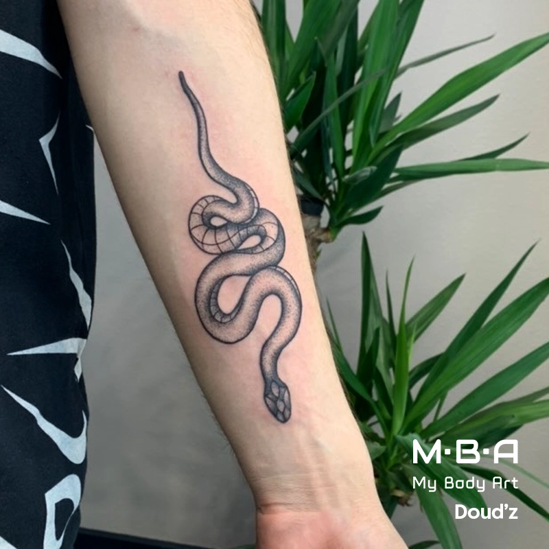 tatouage serpent réalisé par Doud'z à MBA - My Body Art Villeurbanne