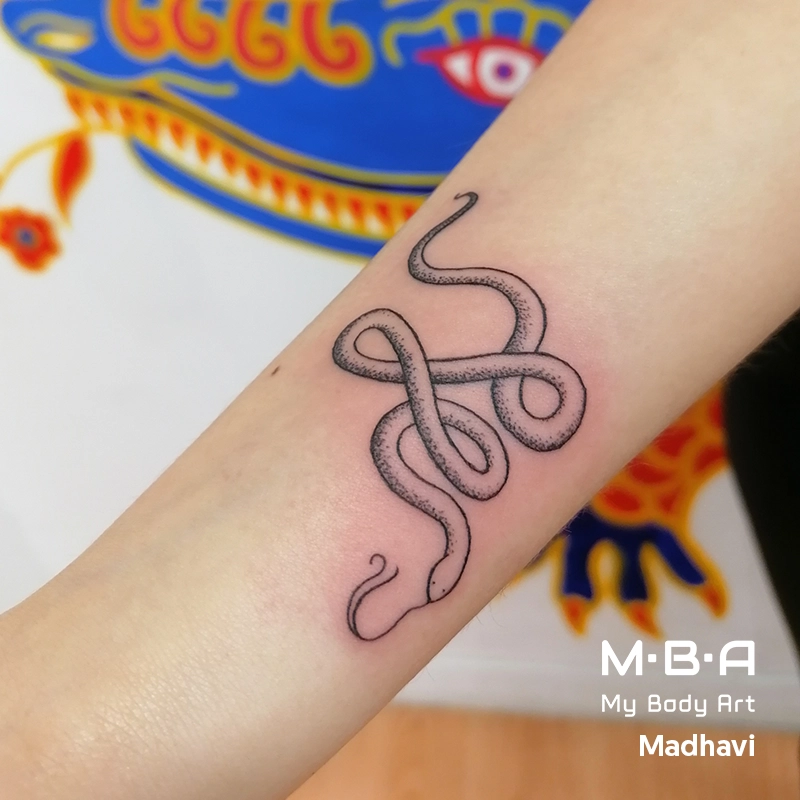 tatouage petit serpent réalisé par Madhavi à MBA - My Body Art Grenoble