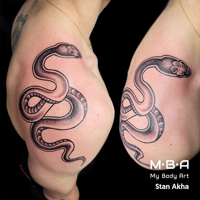 tatouage serpent sur l'épaule réalisé par Stan à MBA - My Body Art Villeurbanne