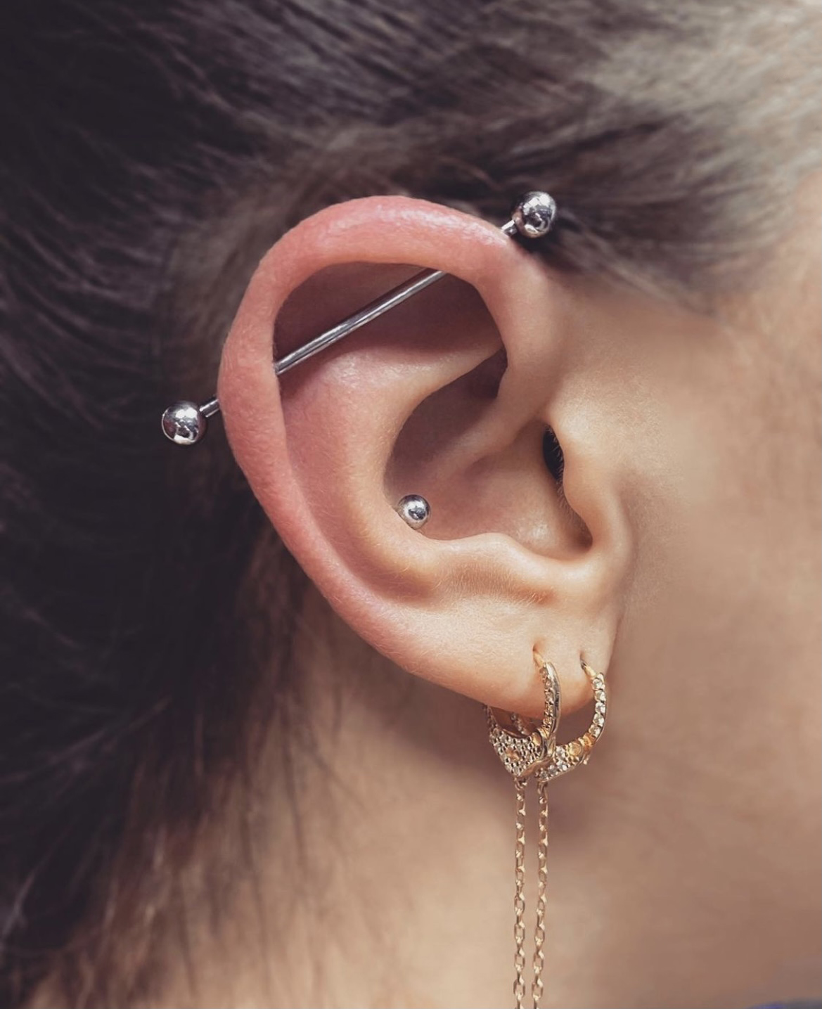 Comment dormir après mon nouveau piercing à l'oreille : les