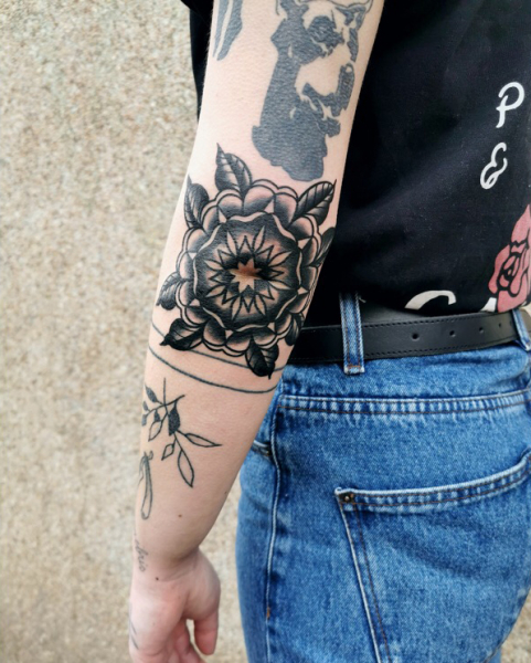mandala fleuri en style blackwork traditionnel réalisé par John au shop de Lyon