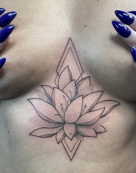 Tattoo fleur de lotus et formes géométriques, réalisé par Mow Mi au shop de Villeurbanne