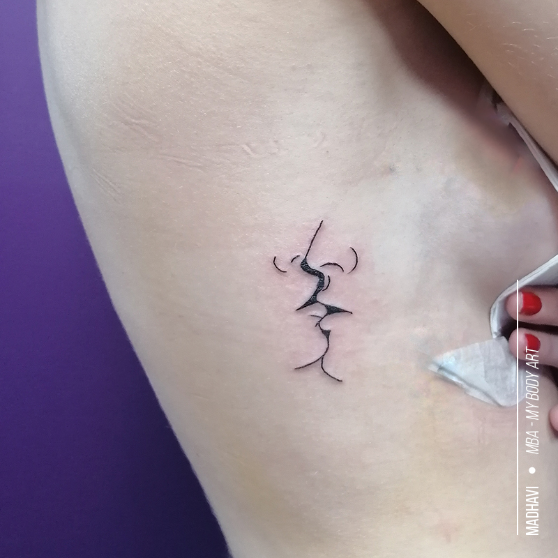 tattoo femme baiser sur les côtes, petit tatouage graphique et minimaliste réalisé par Madhavi à MBA - My Body Art Grenoble