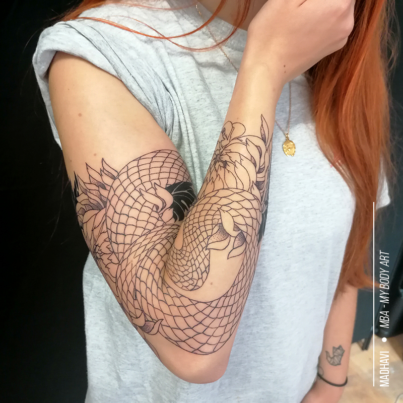 tattoo femme dragon sur le bras, tatouage full bras illustratif, réalisé par Madhavi, tatoueuse à MBA - My Body Art Grenoble