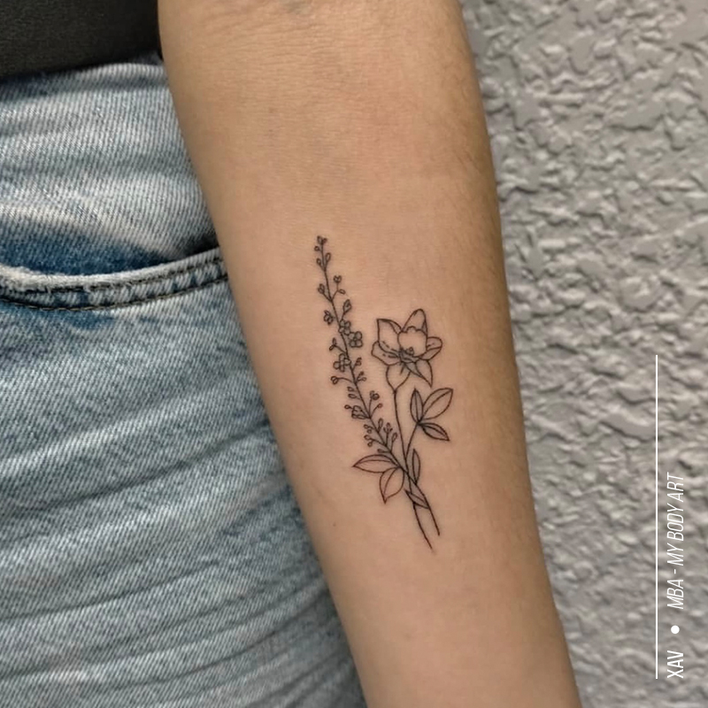 tattoo femme floral sur le bras, tatouage tendance feuilles et fleurs, réalisé par Wav, tatoueur à MBA - My Body Art Chambéry