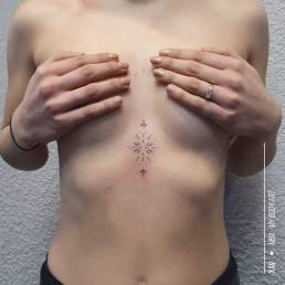 tattoo femme underboobs discret et tendance, mandala minimaliste ornemental géométrique sexy réalisé par Xav tatoueur à MBA - My Body Art Chambéry