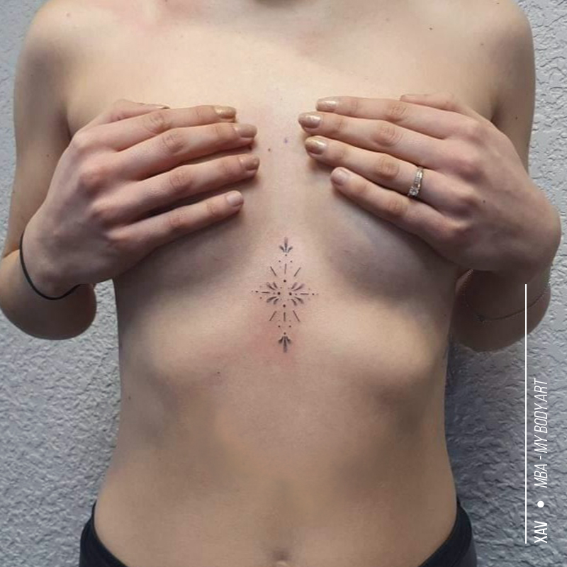 tattoo femme underboobs discret et tendance, mandala minimaliste ornemental géométrique sexy réalisé par Xav tatoueur à MBA - My Body Art Chambéry