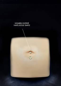 piercing au nombril inversé avec une banane simple, disponible à MBA - My Body Art