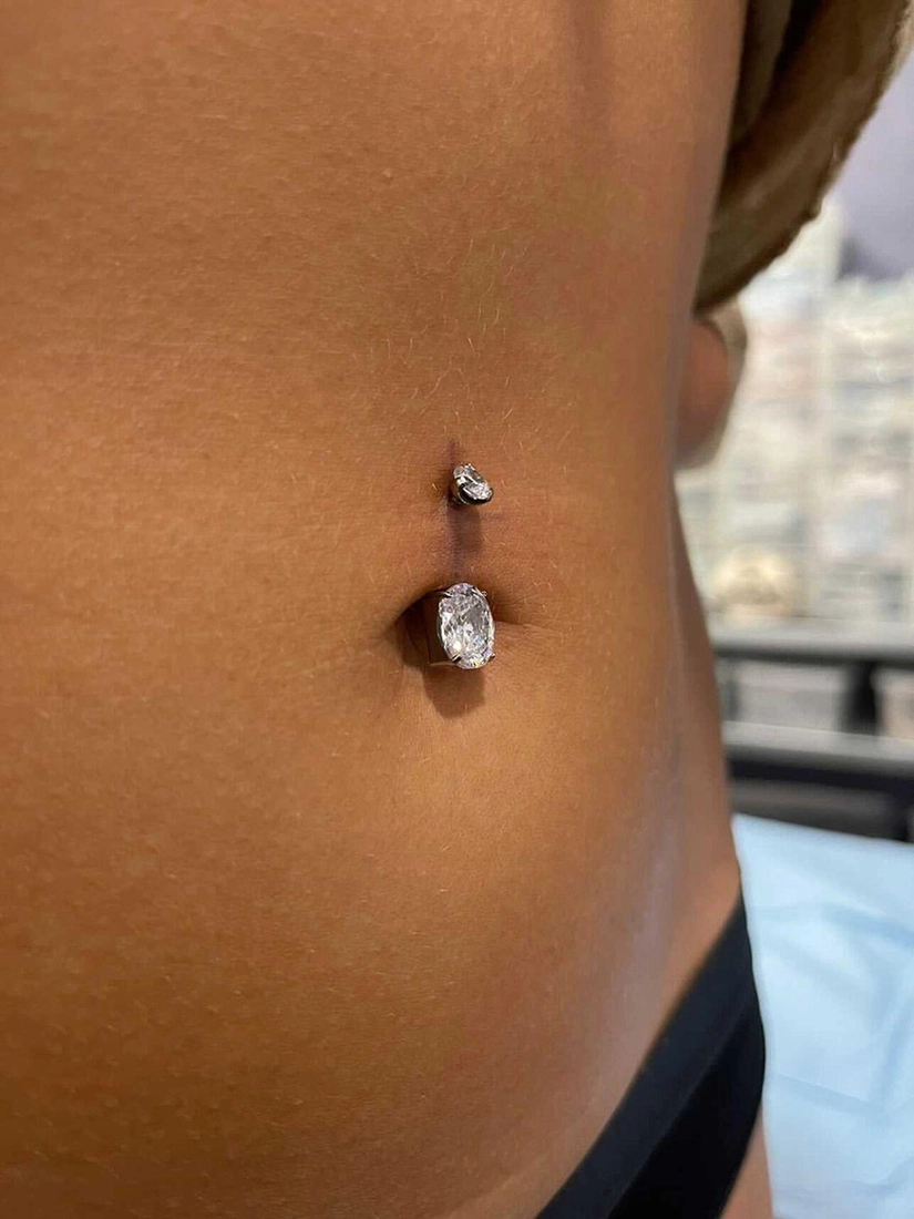 Piercing au nombril avec banane strass gamme excellence, bijou disponible dès la pose à MBA - My Body Art