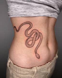 Tatouage serpent, réalisé par Nastia, en guest tattoo à MBA - My Body Art Lyon