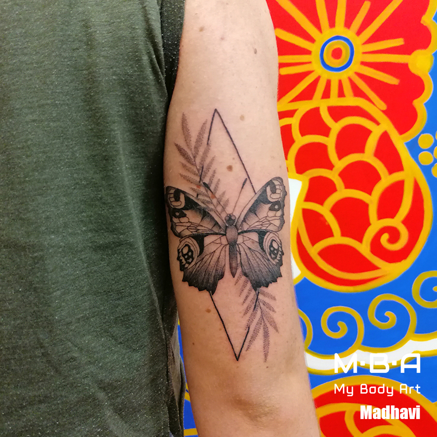 Tatouage papillon et feuilles, réalisé par Madhavi à MBA - My Body Art Grenoble