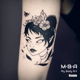 Nymphe en blackwork avec papillon et fleurs dans les cheveux, réalisé par Osmie à MBA - My Body Art Lyon