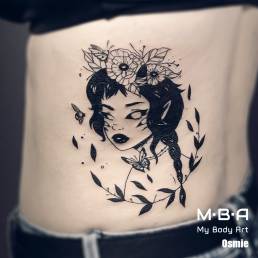 Tatouage nymphe en blackwork avec papillon et fleurs dans les cheveux, réalisé par Osmie à MBA - My Body Art Lyon