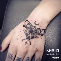 tatouage papillon de nuit étoilés, réalisé par Osmie à MBA - My Body Art Lyon