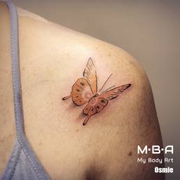 Tatouage papillon, réalisé par Osmie à MBA - My Body Art Lyon
