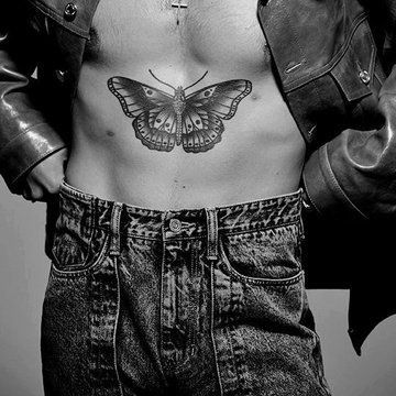 Tatouage sexy papillon homme sur Harry Styles