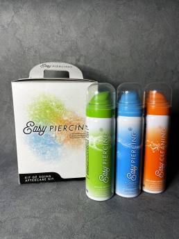 produits pour les soins après un piercing : savon, sérum physiologique, antibactérien
