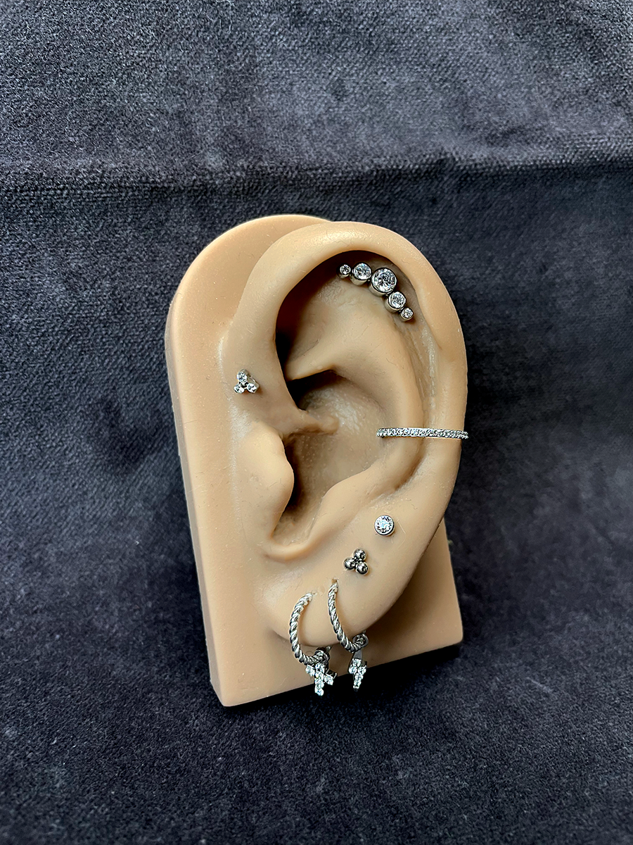 bijou de piercing bille croissant 5 strass argenté, idéale pour les piercings à l'hélix ou au lobe disponible dans shops à Lyon, Villeurbanne, Grenoble et Chambéry