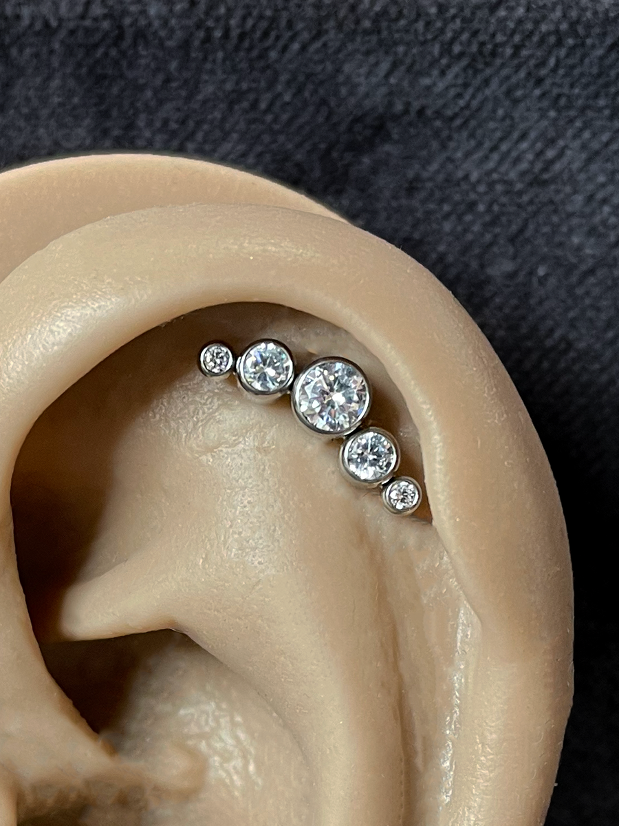 bijou de piercing bille croissant 5 strass argenté, idéale pour les piercings à l'hélix ou au lobe disponible dans shops à Lyon, Villeurbanne, Grenoble et Chambéry