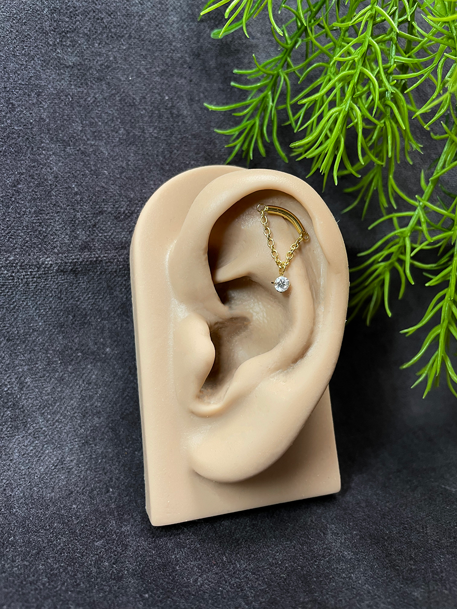 bijou de piercing chainette avec strass dorée, idéale pour les piercings à l'hélix disponible dans shops à Lyon, Villeurbanne, Grenoble et Chambéry