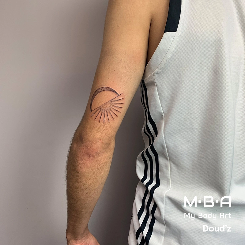 tatouage soleil et lune réalisé par Doud'z tatoueuse à MBA - My Body Art Lyon