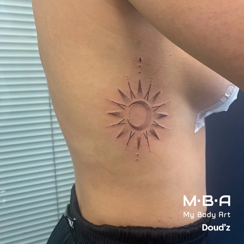 tatouage soleil et lune réalisé par Doud'z tatoueuse à MBA - My Body Art Lyon