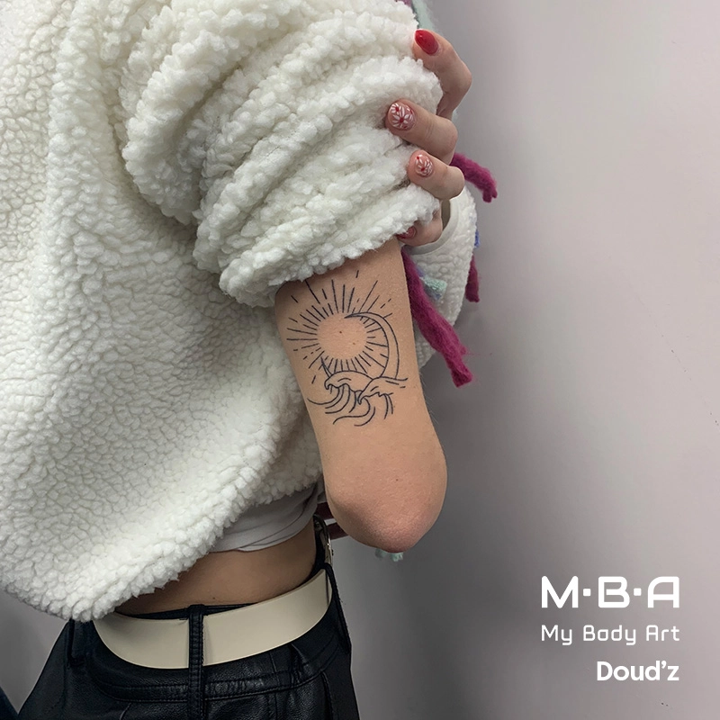 tatouage soleil et vague mer réalisé par Doud'z tatoueuse à MBA - My Body Art Lyon