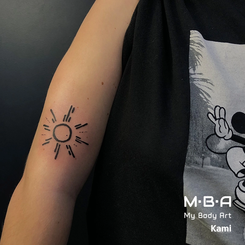 tatouage soleil blackwork réalisé par Kami, tatoueuse à MBA - My Body Art Villeurbanne